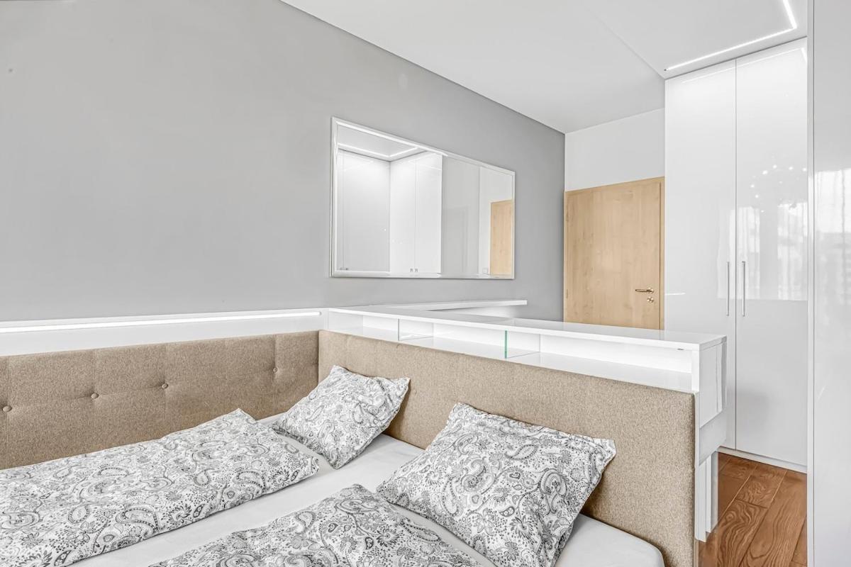 New Large Apartment, Free Parking! Prague