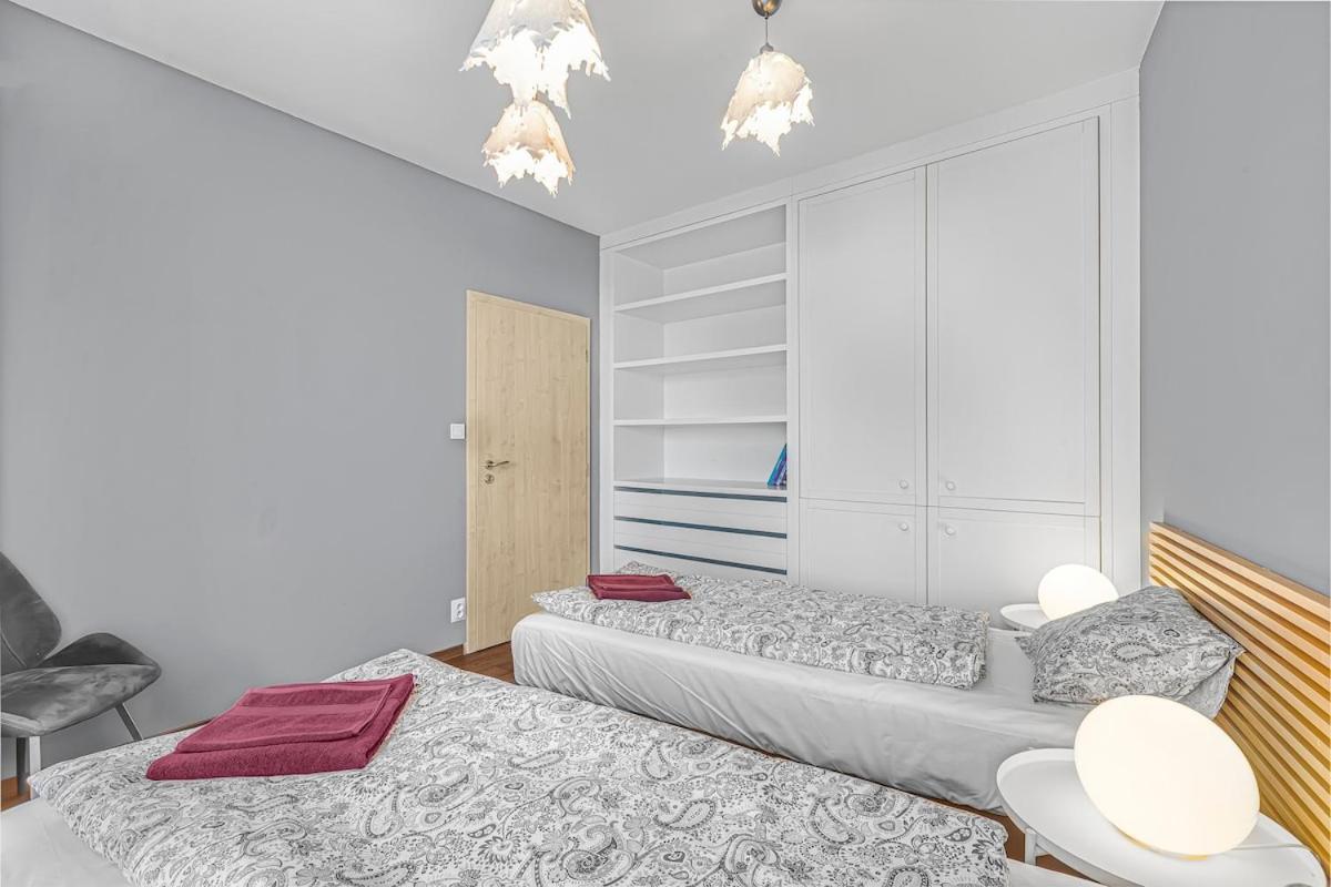 New Large Apartment, Free Parking! Prague
