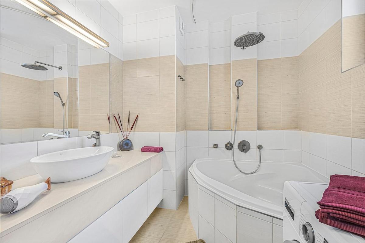 New Large Apartment, Free Parking! Apartment *