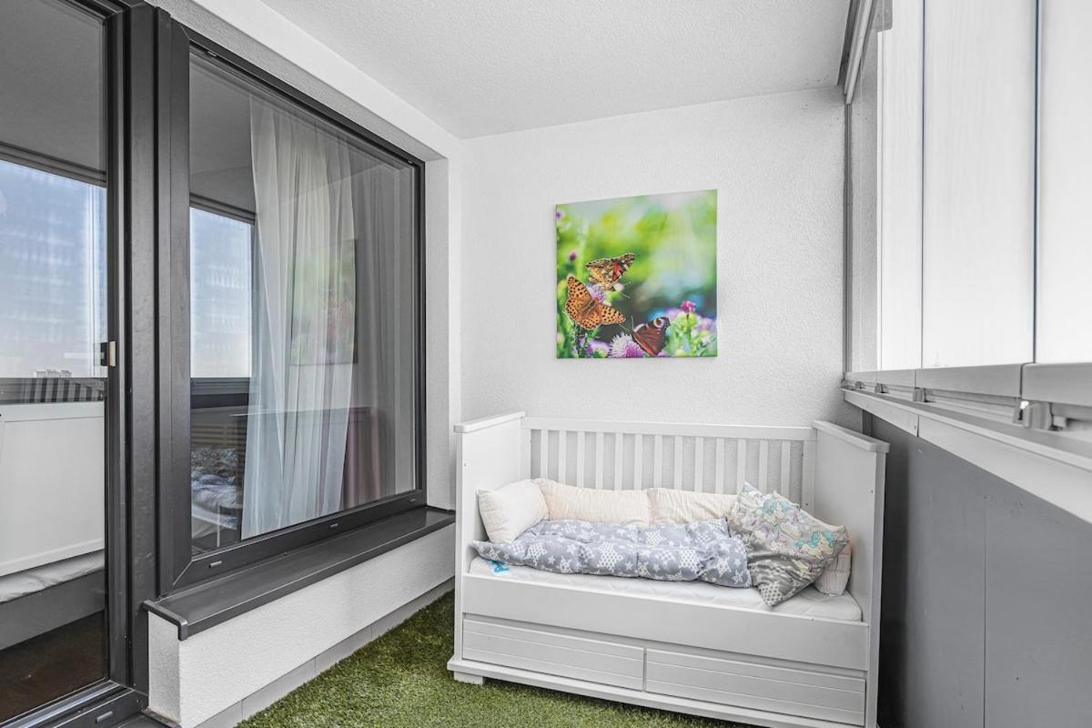New Large Apartment, Free Parking! Apartment